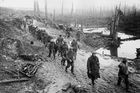 Výjev z fronty na Sommě. Bitva proběhla na řece Sommě východně od Amiens od 1. července do 18. listopadu 1916 a byla jednou z nejkrvavějších operací 1. světové války.