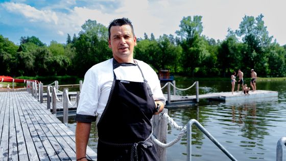 "Do toho může jít jen blbec jako ty." Kuchař řídí rozmarně letní plovárnu v Rakovníku