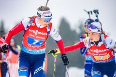 I české biatlonistky jely o senzační medaili, tři trestná kola jejich naděje uťala