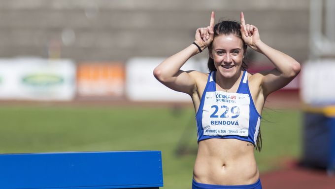 Sedmnáctiletá sprinterka Nikola Bendová získala na republikovém šampionátu dospělých stříbro na stovce a zlato na dvojnásobné trati.
