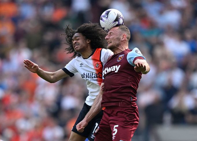 West Ham -  Luton: Vladimír Coufal a Tahith Chong