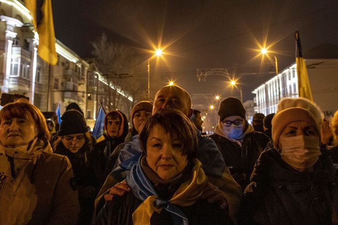 Demonstrace v Mariupolu proti ruskému uznání separatistických oblastí.