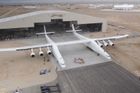 Nové největší letadlo světa má dva trupy a rozpětí křídel 117 metrů