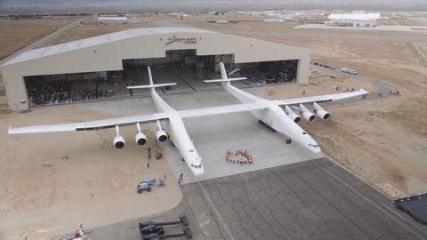 Nové největší letadlo světa má dva trupy a rozpětí křídel 117 metrů