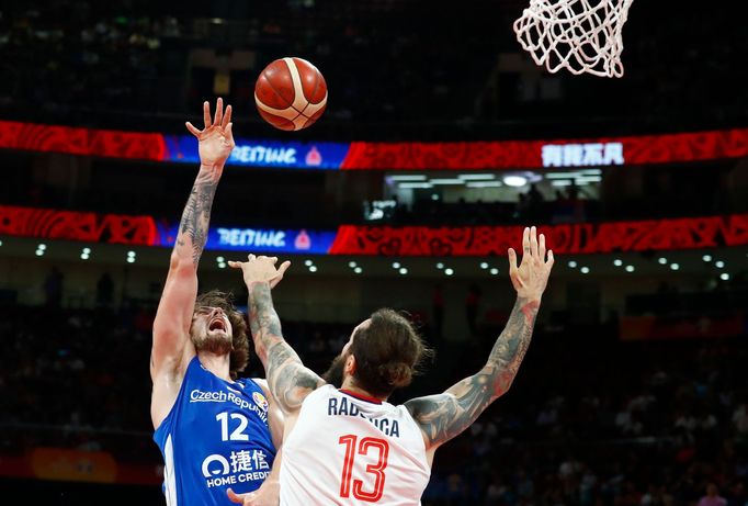 basketbal, MS 2019, Česko - Srbsko, Ondřej Balvín a Miroslav Raduljica