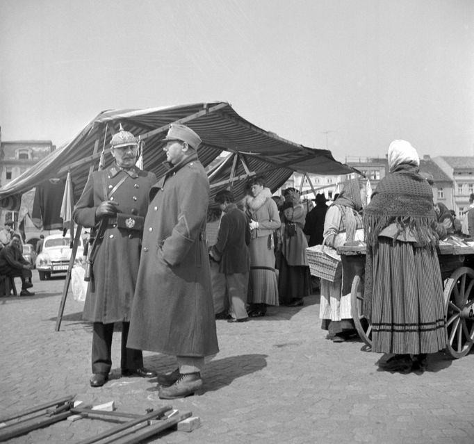 Při natáčení Dobrého vojáka Švejka v Českých Budějovicích, 1957.