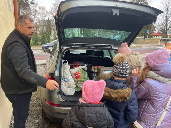 V Ostravě - Staré Bělé připravili místní lidé stovky potravinových balíčků a dárků uprchlíkům z Ukrajiny.