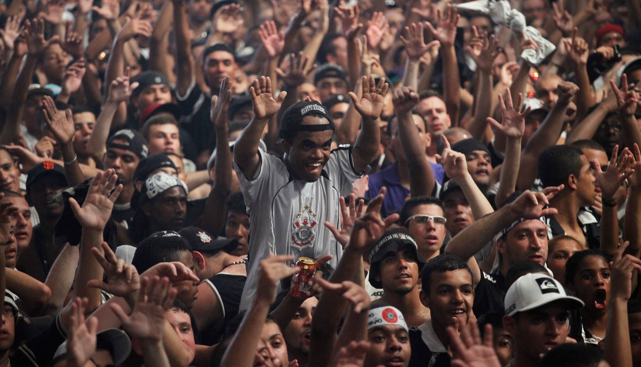 Fanoušci brazilského týmu Corinthians slaví postup do finále MS klubů