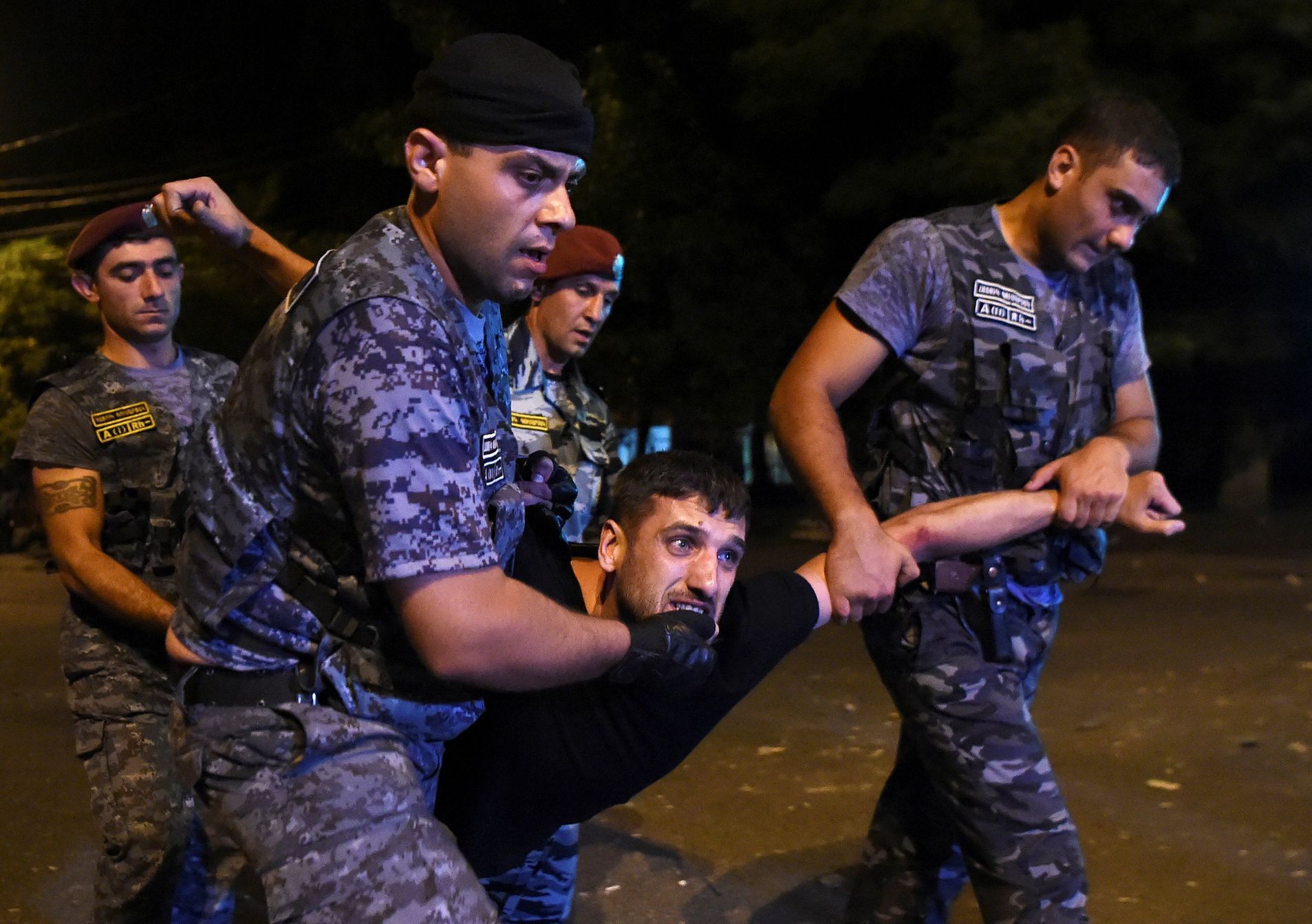 Policisté odvádějí demonstranta v Jerevanu