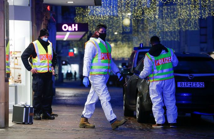 Policisté na místě útoku na pěší zóně.