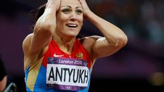 Ruská překážkářka Natalia Anťuchová slaví vítězství ve finále na 400 metrů překážek během OH 2012 v Londýně.