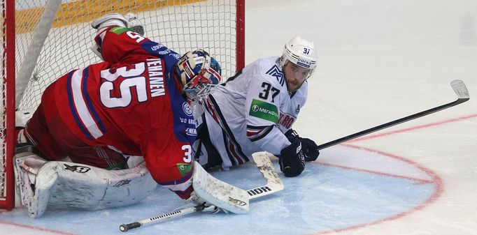 Finále KHL, Lev-Magnitogorsk: Petri Vehanen (35) - Tim Brent (37)