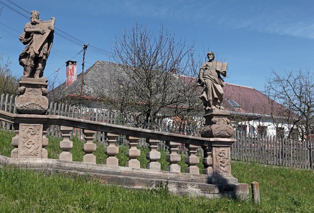 Barokní socha v krajině