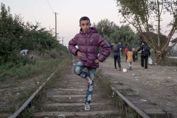 Uprchlíci odpočívají před cestou na srbsko-maďarskou hranici u železničního přejezdu ve městě Horgoš.