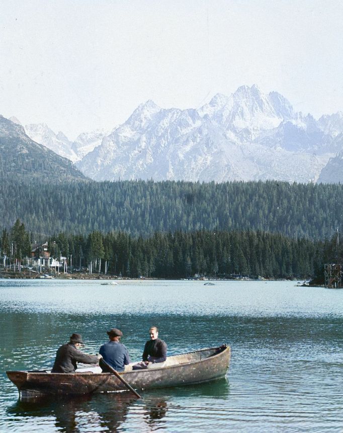 Štrbské Pleso, Vysoké Tatry, 1906. Kolorovaný archivní snímek z tatranského pohoří na Slovensku.