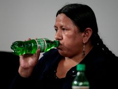 Bolivijská ministryně pro rozvoj venkova Nemesia Achacollová s lahví Coca Brynco