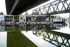 V Bavorsku nabourala hotelová loď do mostu, zemřeli dva členové posádky