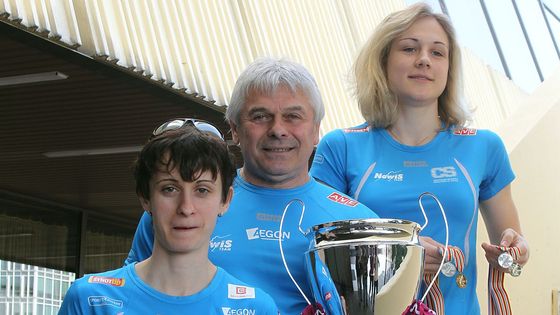 Medaile a poháry. Ověnčená Sáblíková je zpět v Česku