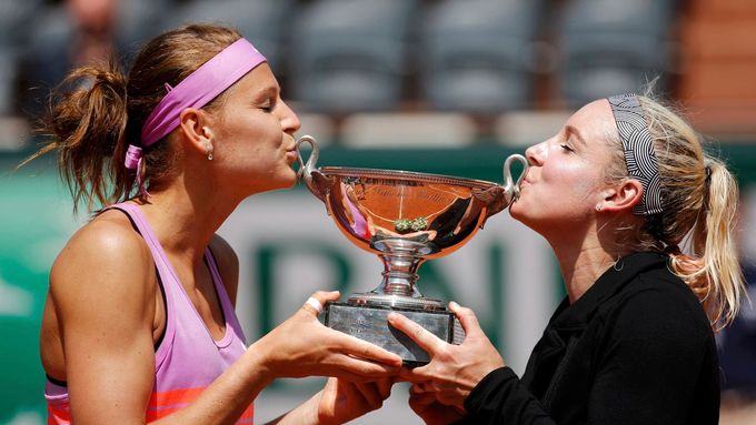 Lucie Šafářová a Bethanie Matteková-Sandsová s trofejí pro vítězky French Open