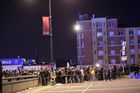 Francouzská policie potvrdila, že v Paříži došlo ke dvěma sebevražedným útokům a jednomu bombovému.
