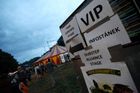 VIP vstupenky vyšly na celý festival na 1400 Kč a byly rozebrány přes internet už v předprodeji.