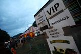 VIP vstupenky vyšly na celý festival na 1400 Kč a byly rozebrány přes internet už v předprodeji.