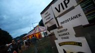 VIP vstupenky vyšly na celý festival na 1400 Kč a byly rozebrány přes internet už v předprodeji.