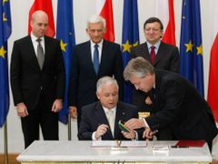 Lech Kaczyński a evropská trojka - švédský premiér Fredrik Reinfeldt, šéf europarlamentu Jerzy Buzek a šéf Evropské komise José Manuel Barroso