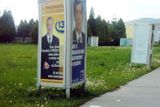Předvolební plakáty jsou na Slovensku vylepené takřka u každé cesty.