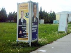 Předvolební plakáty jsou na Slovensku vylepené takřka u každé cesty.