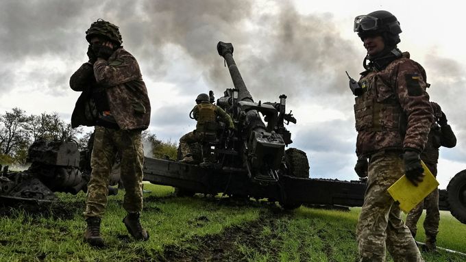 Ukrajinští vojáci pálí z houfnice směrem k ruským pozicím.