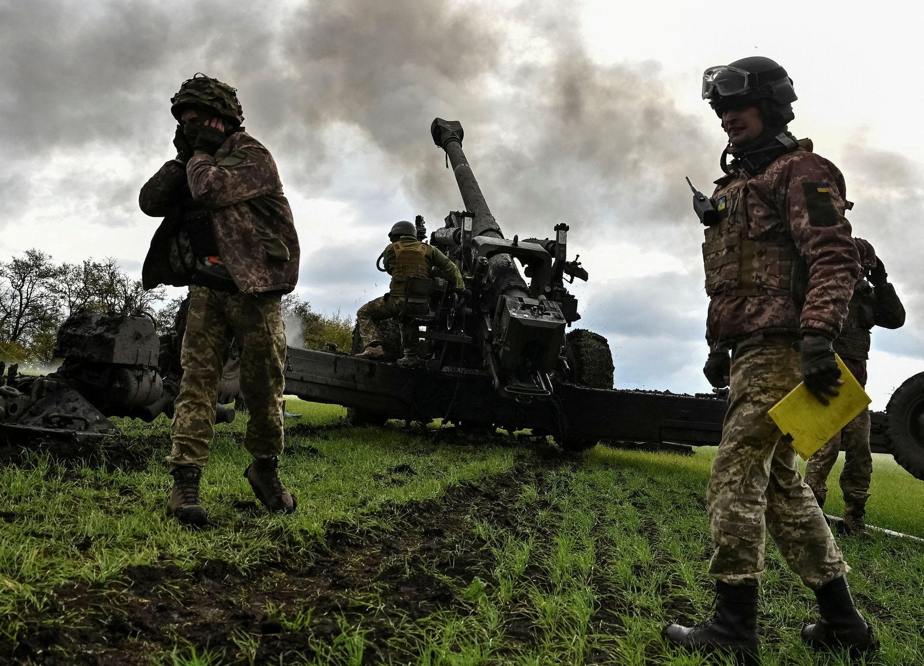 Ukrajinští vojáci pálí z houfnice směrem k ruským pozicím.