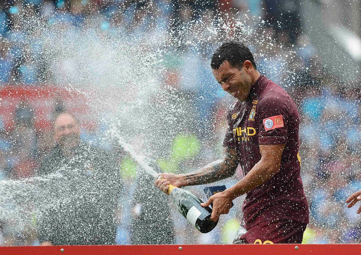 Fotbalista Carlos Tevez slaví vítězství anglického superpoháru Community Shield 2012 mezi Manchesterem City a Chelsea.