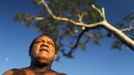 Yawalapiti chief Aritana is seen in the Xingu National Park, Mato Grosso State, May 9, 2012. In August the Yawalapiti tribe will hold the Quarup, which is a ritual held over several days to honour in death a person of great importance to them. This year the Quarup will be honouring two people - a Yawalapiti Indian who they consider a great leader, and Darcy Ribeiro, a well-known author, anthropologist and politician known for focusing on the relationship between native peoples and education in Brazil. Picture taken May 9, 2012. REUTERS/Ueslei Marcelino (BRAZIL - Tags: SOCIETY ENVIRONMENT) ATTENTION EDITORS - PICTURE 11 OF 28 FOR PACKAGE 'LIFE WITH THE YAWALAPITI TRIBE' Published: Kvě. 15, 2012, 5:10 odp.