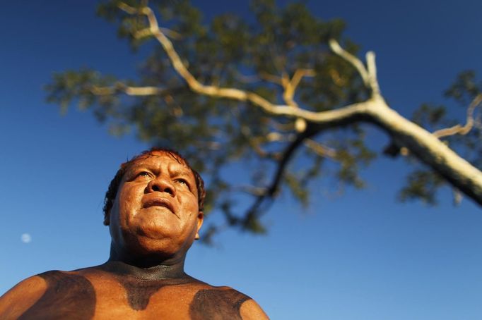 Yawalapiti chief Aritana is seen in the Xingu National Park, Mato Grosso State, May 9, 2012. In August the Yawalapiti tribe will hold the Quarup, which is a ritual held over several days to honour in death a person of great importance to them. This year the Quarup will be honouring two people - a Yawalapiti Indian who they consider a great leader, and Darcy Ribeiro, a well-known author, anthropologist and politician known for focusing on the relationship between native peoples and education in Brazil. Picture taken May 9, 2012. REUTERS/Ueslei Marcelino (BRAZIL - Tags: SOCIETY ENVIRONMENT) ATTENTION EDITORS - PICTURE 11 OF 28 FOR PACKAGE 'LIFE WITH THE YAWALAPITI TRIBE' Published: Kvě. 15, 2012, 5:10 odp.