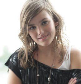 V současné době boduje Ewa Farna v našich rádiích díky písni Měls mě rád.