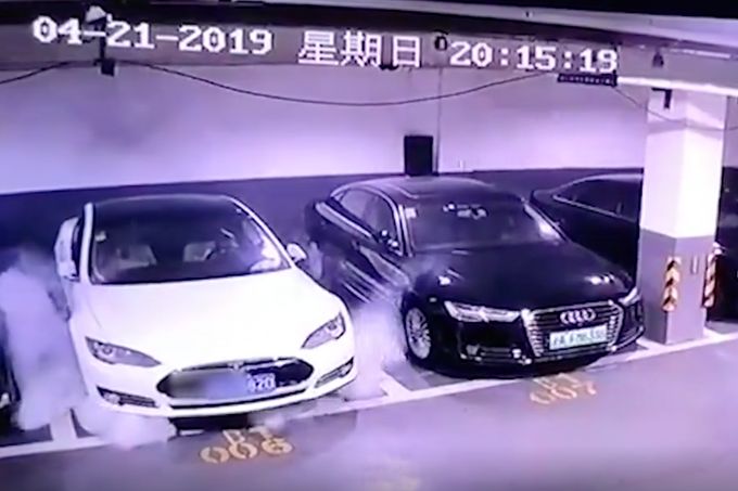 Expoloze zaparkovaného vozu Tesla Model S. Videozáznam sdílený na čínské sociální síti