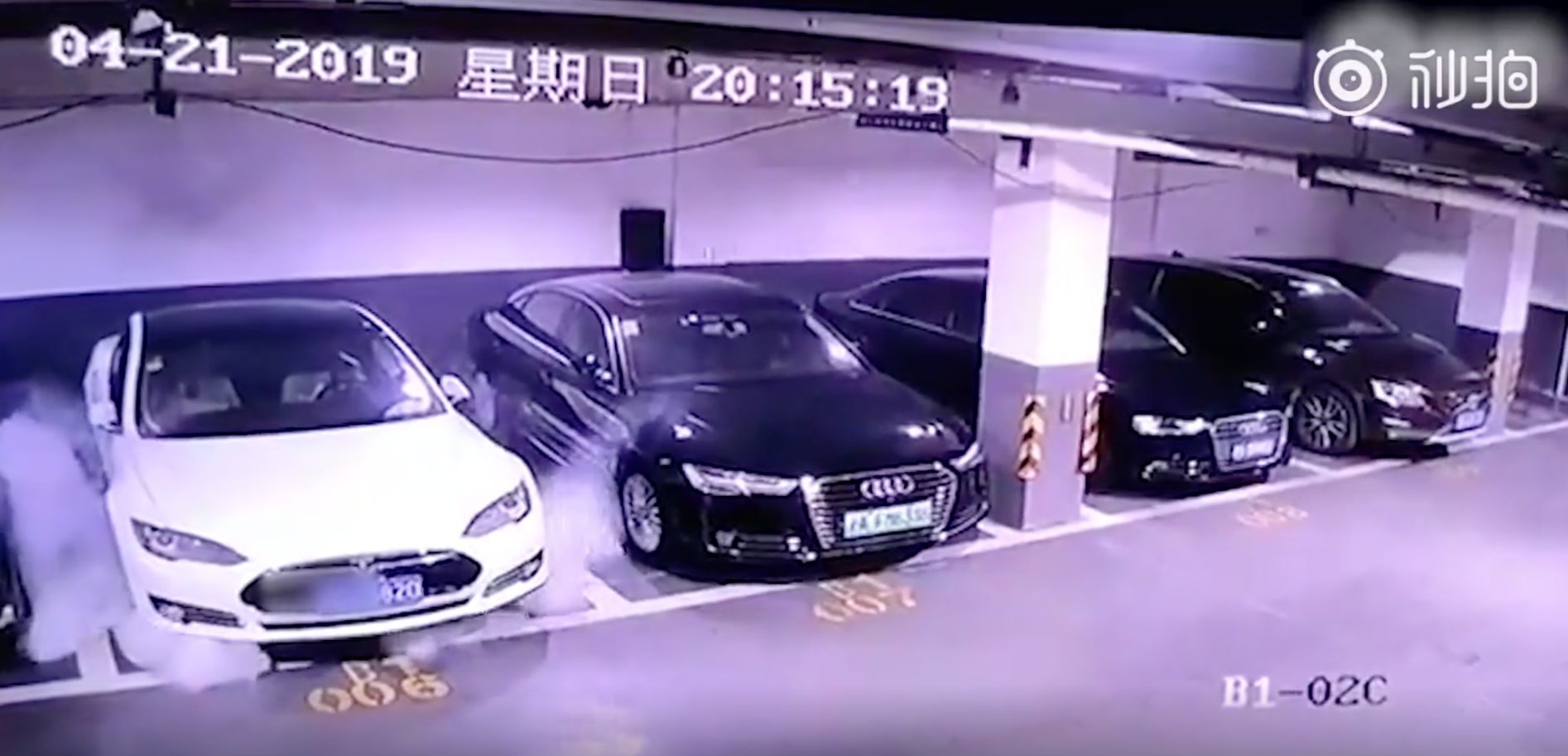 Expoloze zaparkovaného vozu Tesla Model S. Videozáznam sdílený na čínské sociální síti