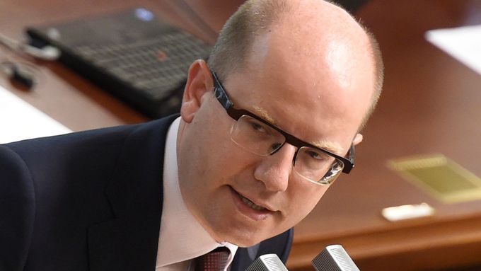 Bohuslav Sobotka hájí migrační politiku vlády ve Sněmovně