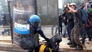 Milán, Itálie: policista zasahuje proti demonstrantovi během protestu "Zablokujme vše" na podporu Gazy u hlavního nádraží, kde se odehrály nejprudší střety s protestujícími.
