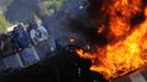 Coal miners stand behind a barricade which they set up on motorway A-66 to protest against government spending cuts in the mining sector in Vega del Rey, near Oviedo, northern Spain, June 4, 2012. Spain's economy contracted for the second time since late 2009 and four years of stagnation and recession have pushed unemployment above 24 percent, the highest rate in the European. REUTERS/Eloy Alonso (SPAIN - Tags: POLITICS CIVIL UNREST BUSINESS EMPLOYMENT) Published: Čer. 4, 2012, 11:18 dop.