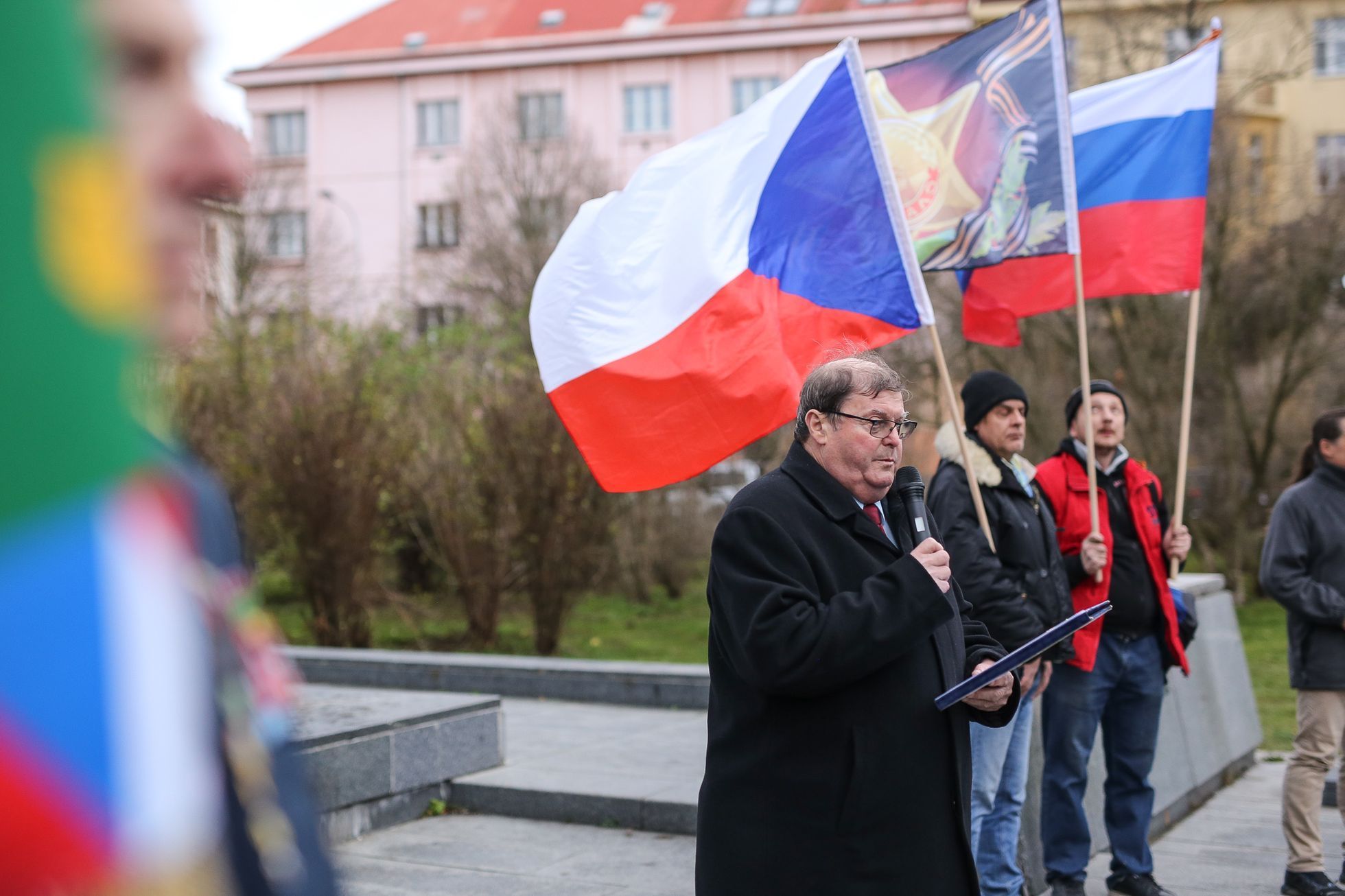 Protest proti vysvětlující tabulce u sochy maršála Koněva - pořádala KSČM