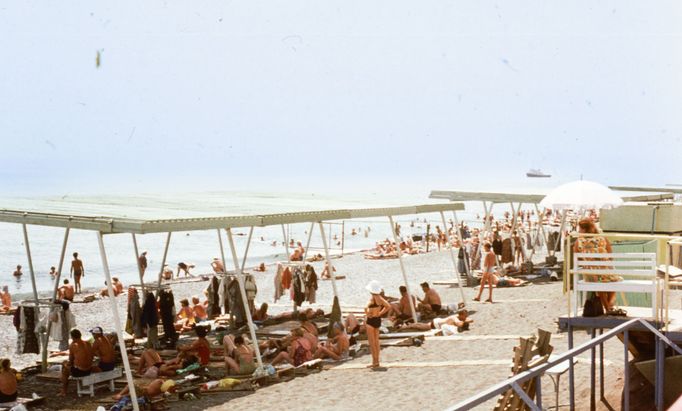 Lidé v letovisku Alušta na Krymu na Ukrajině, rok 1977. Barevná fotografie