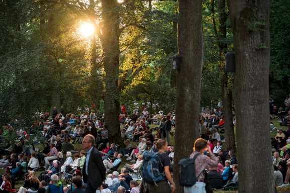 Součástí slavností v Bayreuthu bývají poslední roky koncerty pod širým nebem na úpatí Zeleného vrchu. Jeden se letos uskutečnil, druhý pořadatelé kvůli počasí zrušili.