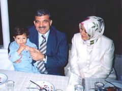 Z rodinného alba. Gül s manželkou Hayrünnisou a synem Mehmetem Emrem.