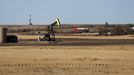 A farm is situated between an oil drilling rig and an oil pump jack outside Watford, North Dakota, October 20, 2012. Thousands of people have flooded into North Dakota to work in state's oil drilling boom. Picture taken October 20, 2012. REUTERS/Jim Urquhart (UNITED STATES - Tags: ENERGY ENVIRONMENT BUSINESS EMPLOYMENT) Published: Říj. 22, 2012, 1:40 odp.