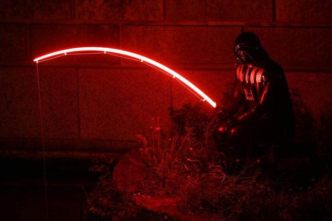 Umělecké dílo „Darth Fisher“ od holandského pouličního umělce Franka de Ruweho, Festival of Lights v Berlíně, Německo 8. října 2022.