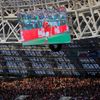 Denis Čeryšev z Ruska na obrazovce stadionu v Lužnikách slaví gól v zápase se Saúdskou Arábií na MS 2018