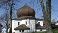 Železná Ruda je dobrou základnou pro snadné i náročnější výlety po Šumavě i do Bavorského lesa v sousedním Německu. Zajímavé je ale i samotné město. Za návštěvu stojí například netradiční Kostel Panny Marie Pomocné.