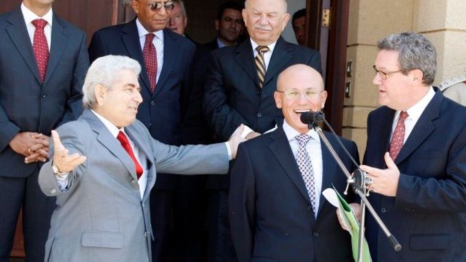 Christofias (vlevo), Talat (ve středu) a zástupce OSN Alexander Downer po středečním jednání.